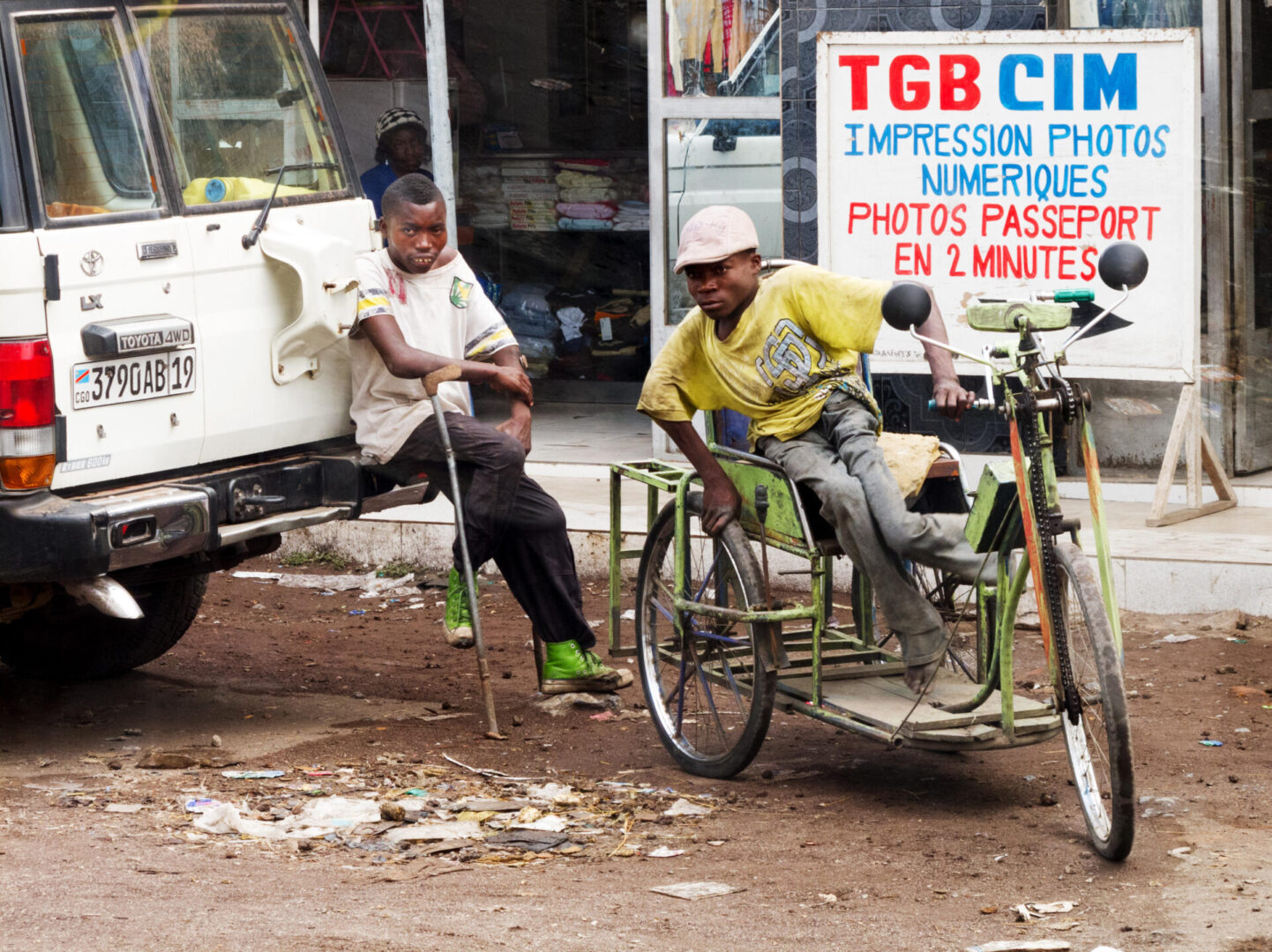 EK9FDP Disabled people, one in a wheelchair, Goma, Democratic Republic of Congo ( DRC ), Africa